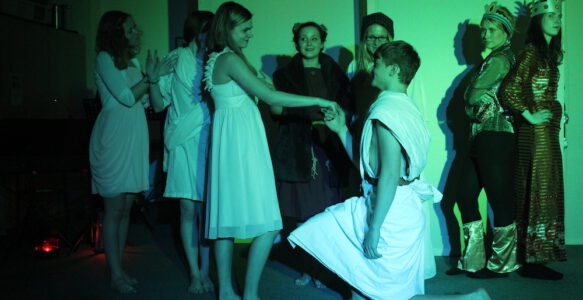 „Die Nacht“ – eine Collage, dargestellt durch die musisch-ästhetische Profilklasse